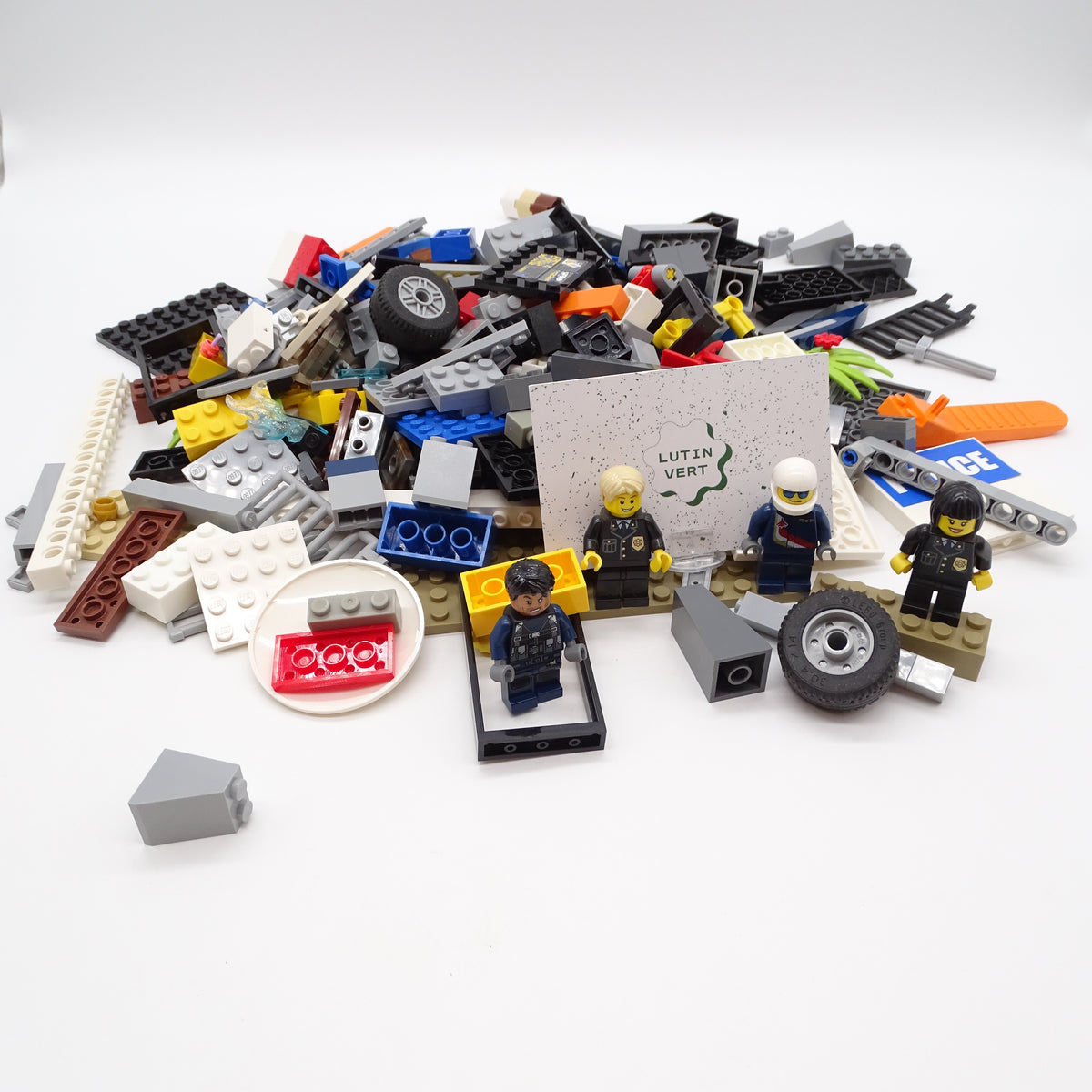 Lot lego classic de 500 g avec quatre personnages et tous type de pièces LEGO - Dès 4 ans | Ref 15639