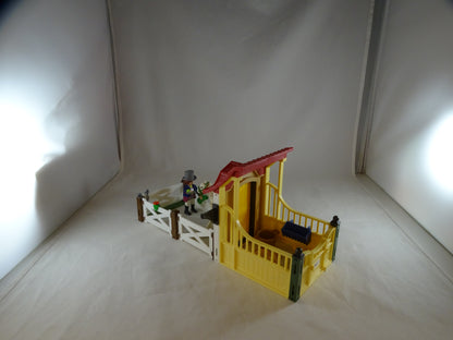 Box de cheval et son paddock country 6934. d'occasion PLAYMOBIL - Dès 6 ans | Ref 11302