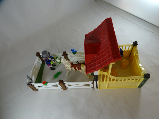 Box de cheval et son paddock country 6934. d'occasion PLAYMOBIL - Dès 6 ans | Ref 11302