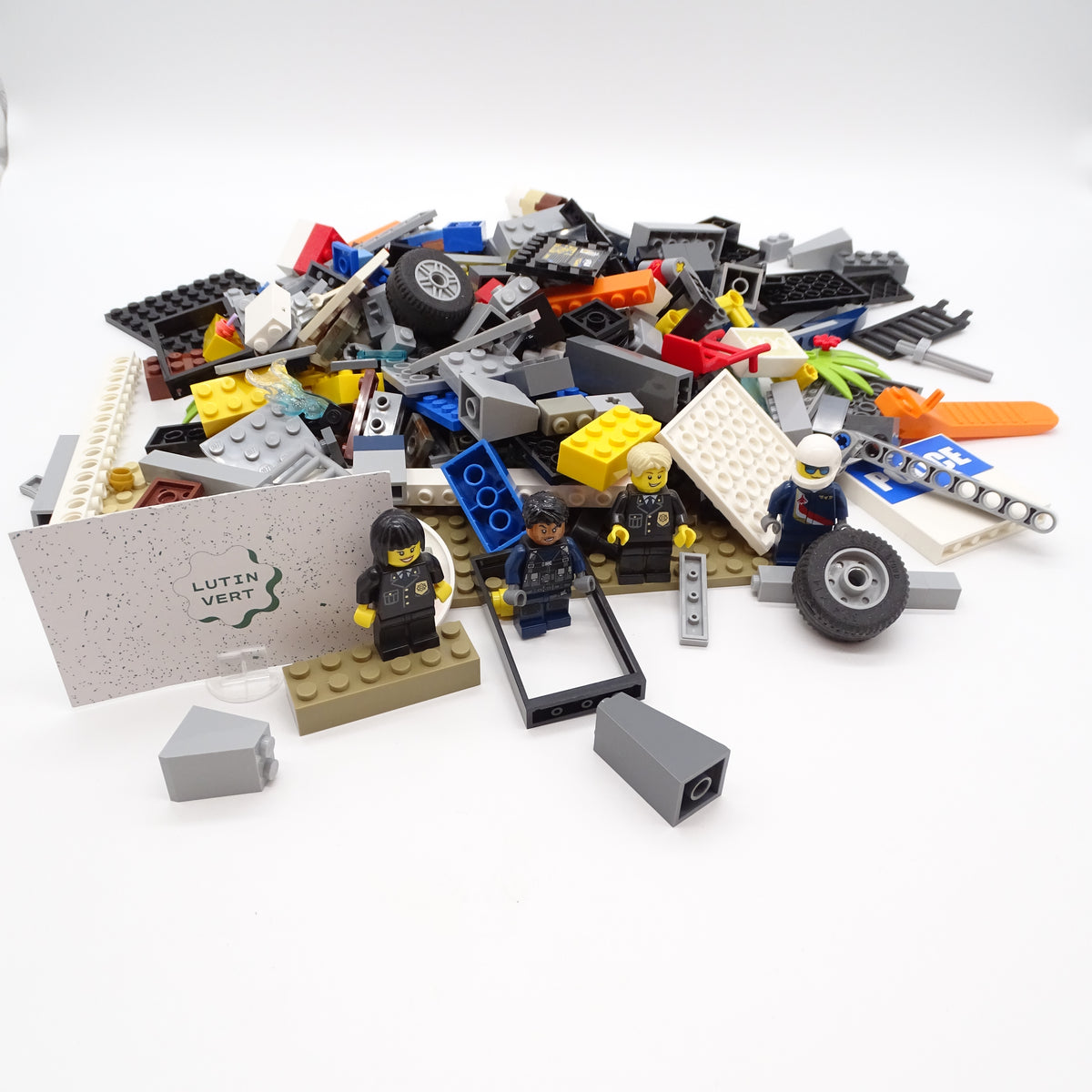 Lot lego classic de 500 g avec quatre personnages et tous type de pièces LEGO - Dès 4 ans | Ref 15639