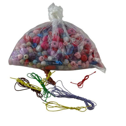 Lot de perles en bois et en plastique. d'occasion  - Dès 6 ans | Lutin Vert